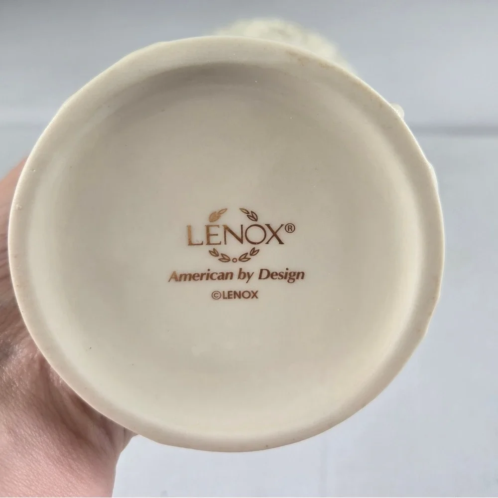 Lenox Holiday Poinsettia Embossed Ivory Vase‎ Gold Trim Christmas Floral Vase
